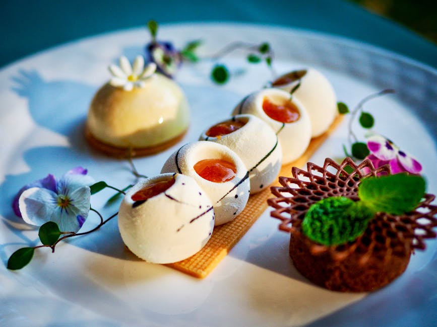 芸術的な盛り付けと花のアクセントが美しい、エレガントなグルメデザート。高級ダイニングのテーマにぴったりです。