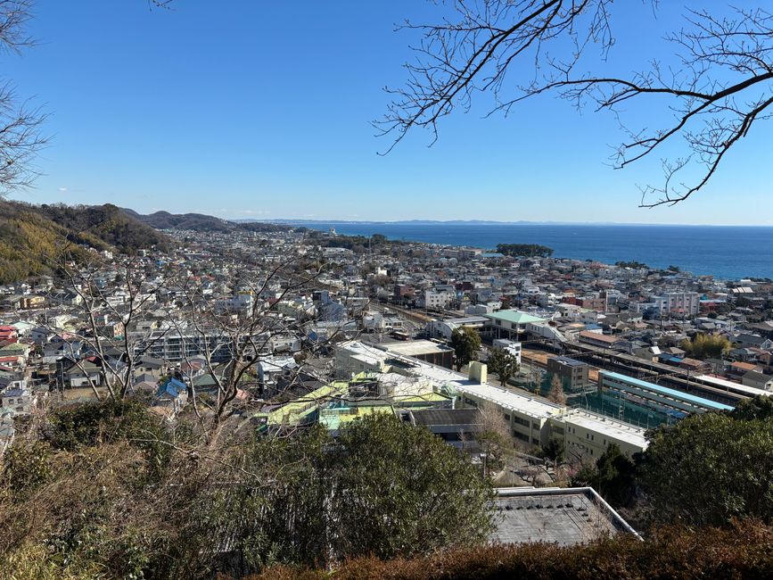 澄み切った空と海沿いの鎌倉の街並みを空から眺めた素晴らしい眺め。
