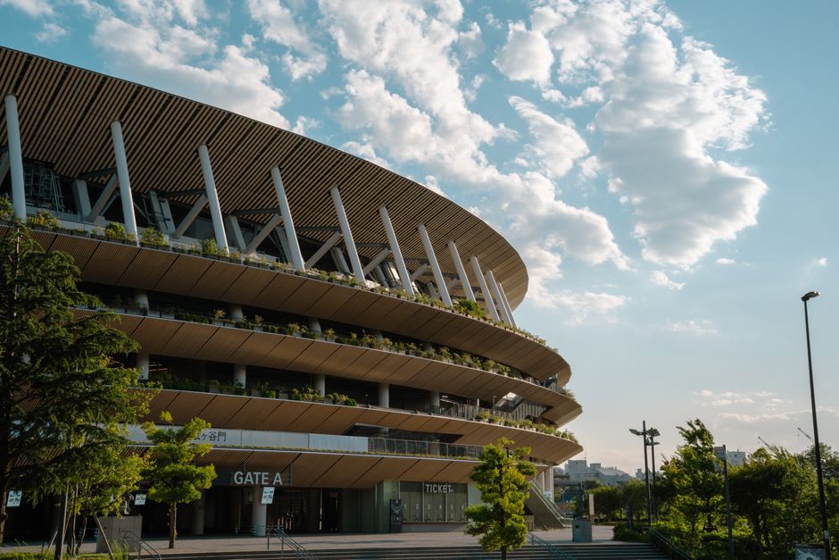 澄み切った青空を背景に、近代的な建築様式を誇示する東京のスタジアムの現代的な眺め。