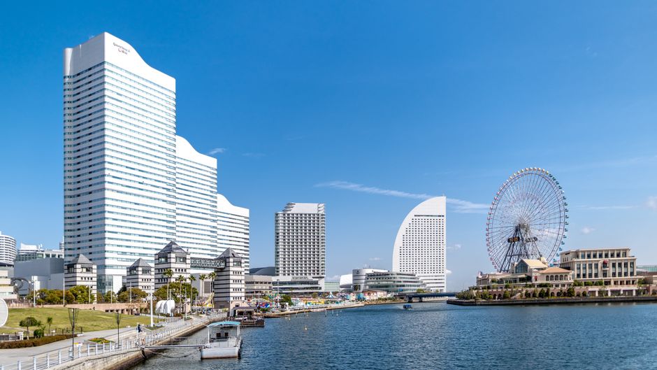 湾岸にある摩天楼や巨大観覧車が特徴の横浜の現代的なスカイラインを体験してください。