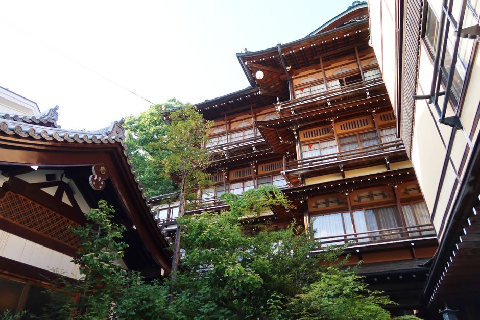 長野県山之内市にある、緑に囲まれた伝統的な木造旅館。