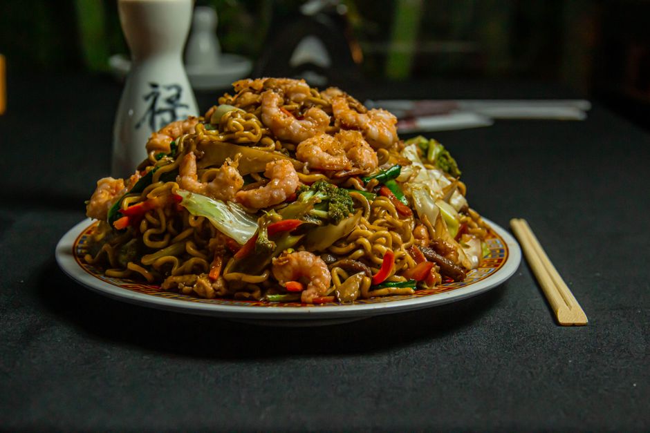 エビと野菜をトッピングした美味しいアジア風の麺は、グルメ愛好家にぴったりです。