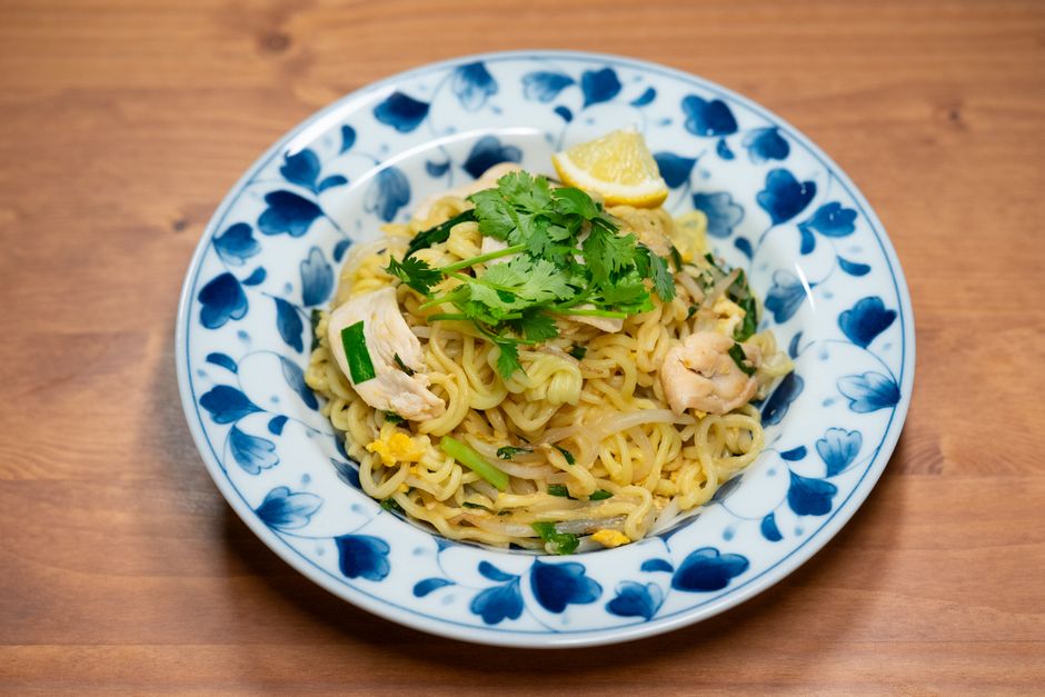 ハーブとレモンを添えた、風味豊かなアジア風炒め麺。