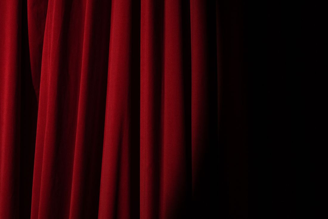 舞台千と千尋の神隠しの初演からの歩みをイメージした赤い幕