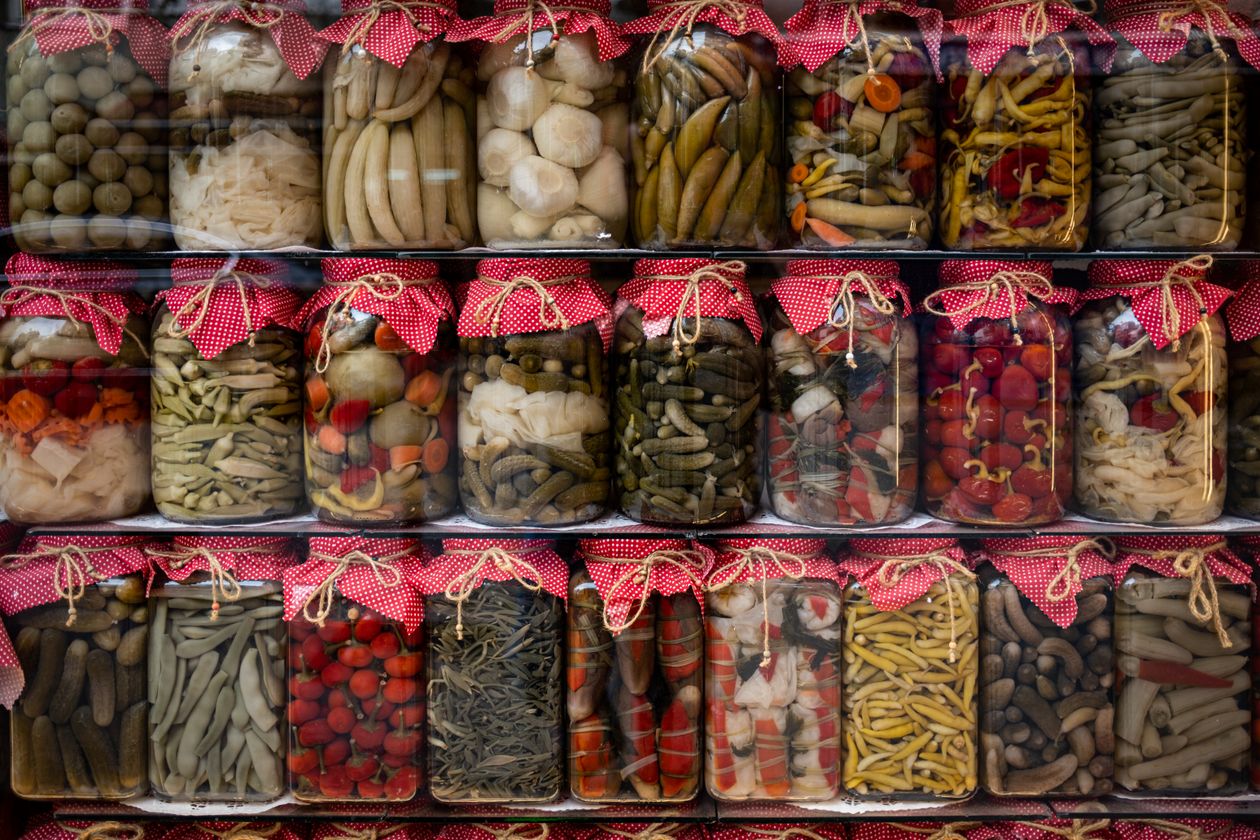 発酵料理に欠かせない漬物の保存瓶(ドラマ『まめとむぎ』の発酵料理のイメージ)