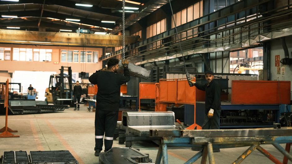 自動車カレンダーと連動して稼働する製造工場の作業風景