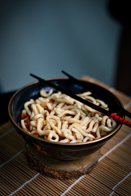 釜玉うどん発祥の山越うどんをイメージした器に盛られたうどんと箸