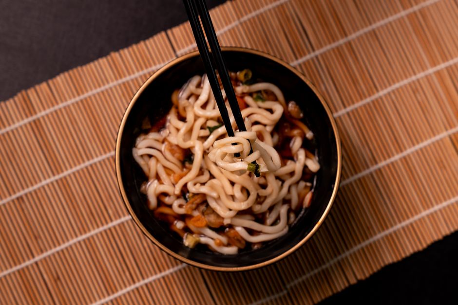 香川のうどん巡りのマナーをイメージした黒い器のうどん