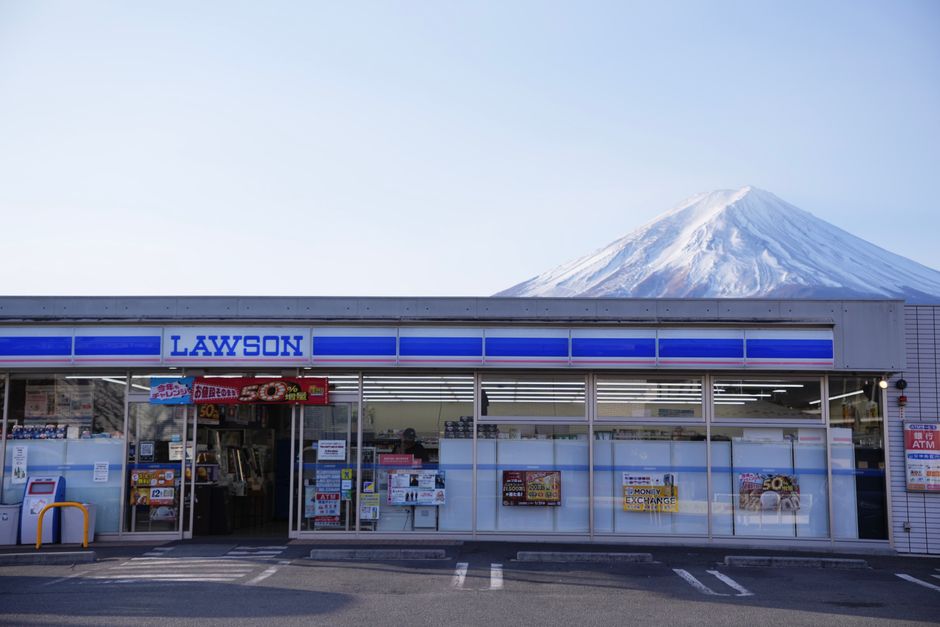 コンビニ服が本格化 セブン‐イレブン×ニコアンド・ローリーズファームの限定23アイテムのイメージ