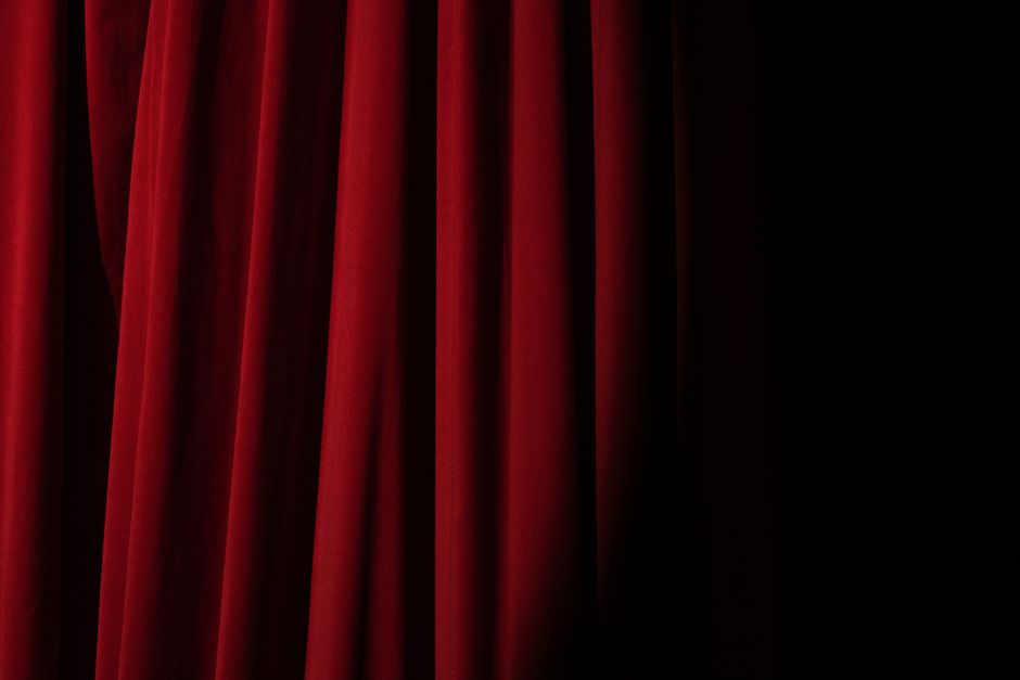 大阪松竹座が演劇専門劇場として歩んだ舞台芸術をイメージした赤い劇場カーテン(イメージ)