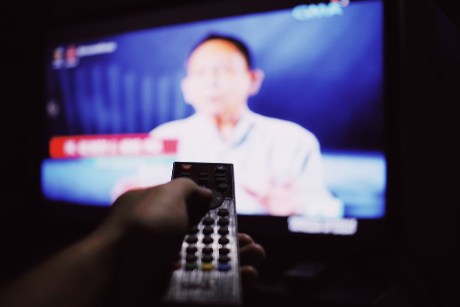 大晦日にツッコミスターを見るためにテレビのチャンネルを合わせる様子
