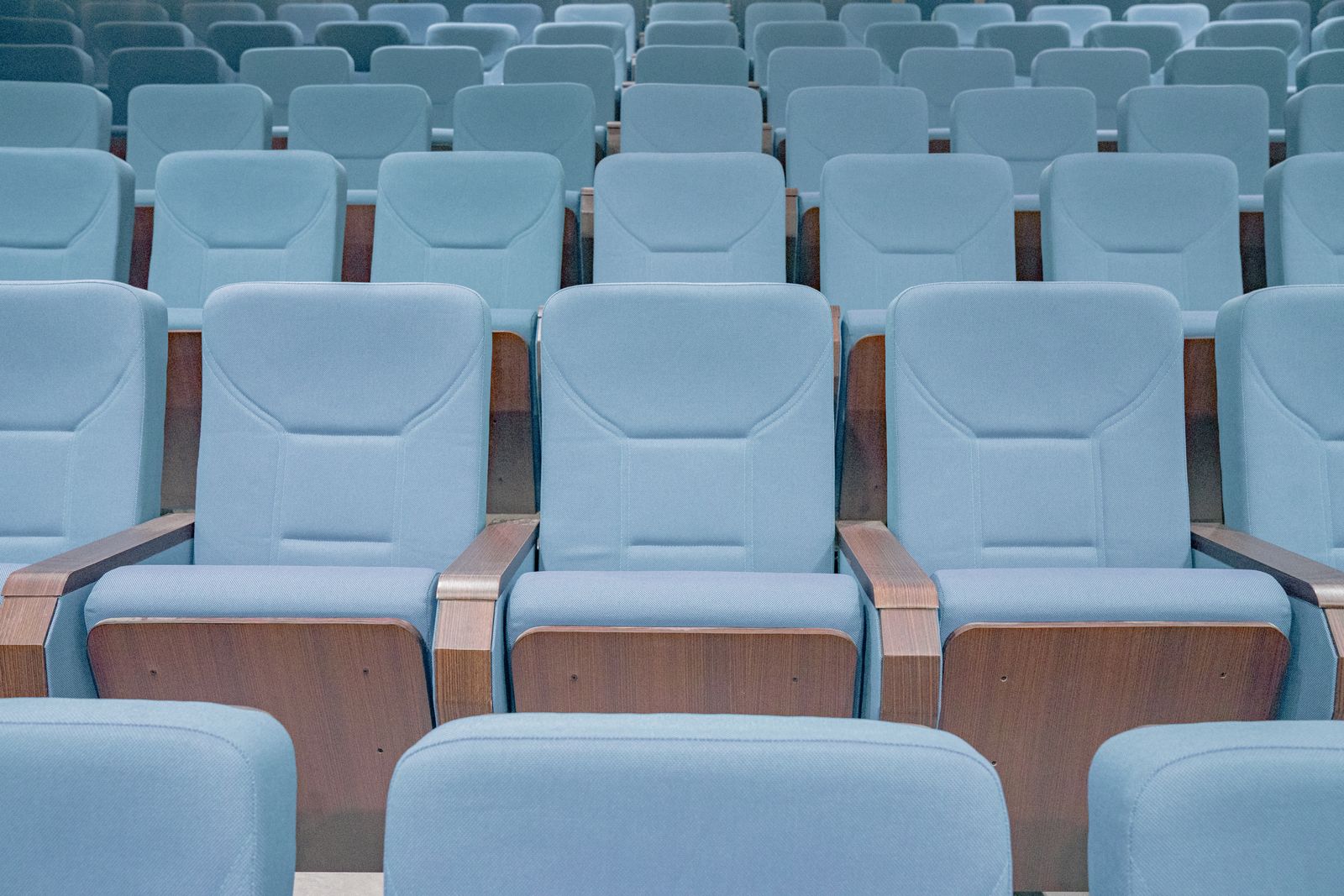千尋役7人の公演を待つ客席のイメージ